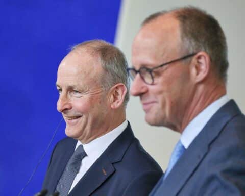 Friedrich Merz und Micheál Martin bei Treffen in Dublin: Forderung nach EU-Kürzungen, Fokus Wettbewerb und Investitionen.