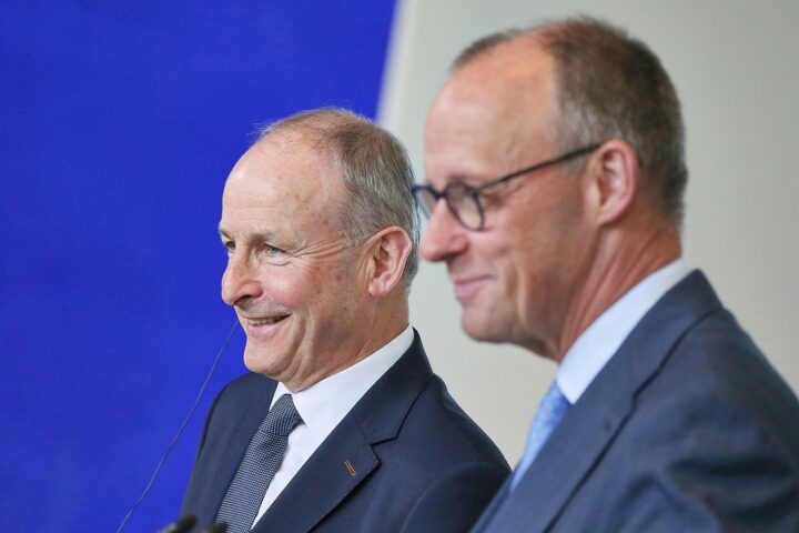 Friedrich Merz und Micheál Martin bei Treffen in Dublin: Forderung nach EU-Kürzungen, Fokus Wettbewerb und Investitionen.