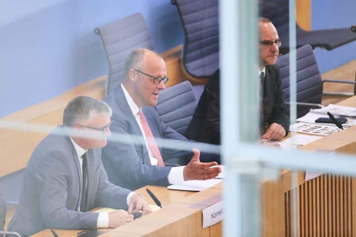 Friedrich Merz bei der Sommerpressekonferenz in Berlin, mit positiver Bilanz und Fahrplan für 2026/zweite Jahreshälfte.