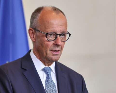 Friedrich Merz gratuliert Andy Burnham: britischer Premier bei Amtsantritt, Einladung zu Besuch nach Berlin.