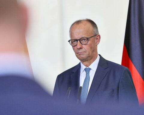Friedrich Merz auf dem Weg zum NATO-Gipfel, symbolisiert Stärke und Zusammenarbeit in Europa.