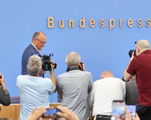 Friedrich Merz bei der Sommerpressekonferenz in Berlin, nach AfD-Erdrutschen bei Landtagswahlen befragt.