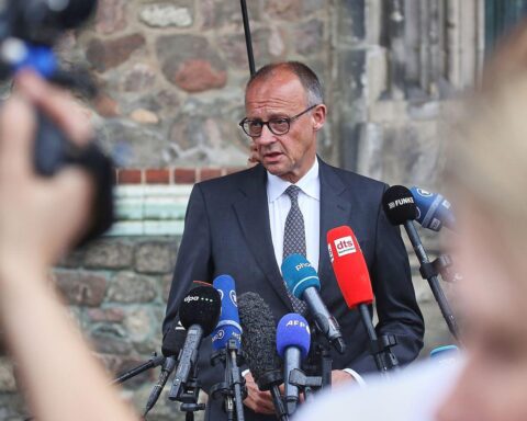 Friedrich Merz spricht vor der Marienkirche in Berlin nach der CSD-Todesfahrt.
