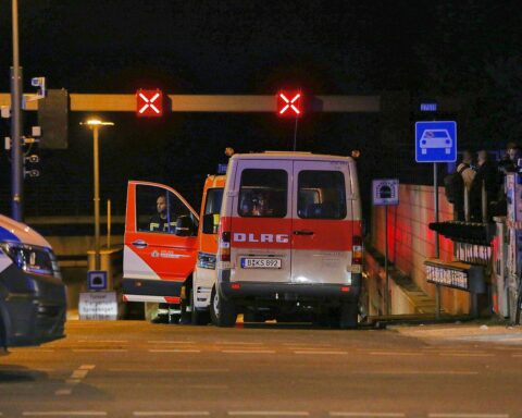 Kleintransporter rast bei Berliner CSD in Menschenmenge, nach Fahrerflucht; Polizei fahndet im Tiergarten.