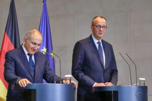 Friedrich Merz telefoniert mit Nikol Paschinjan; beide Regierungschefs im Archivfoto, Friedensprozess Südkaukasus.