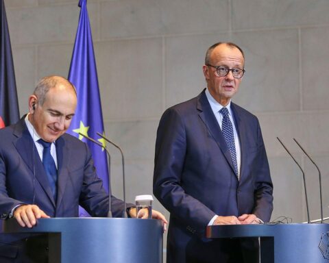 Friedrich Merz telefoniert mit Nikol Paschinjan; beide Regierungschefs im Archivfoto, Friedensprozess Südkaukasus.