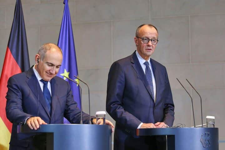 Friedrich Merz telefoniert mit Nikol Paschinjan; beide Regierungschefs im Archivfoto, Friedensprozess Südkaukasus.