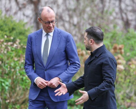 Bundeskanzler Merz telefoniert mit Selenskyj über Patriot-Raketen und Frontlage in der Ukraine.