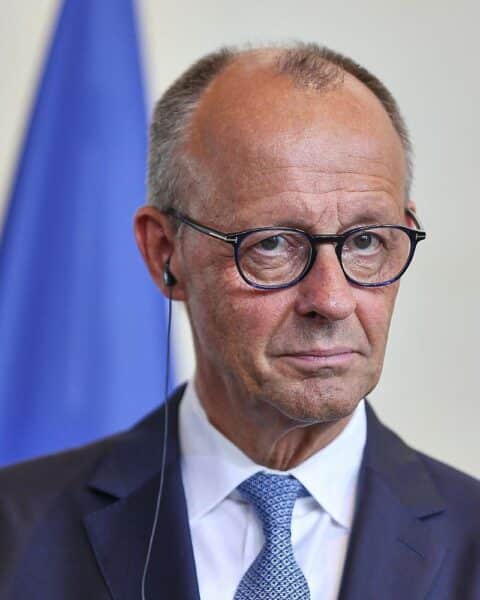 Friedrich Merz im ZDF-Sommerinterview, weist Kritik zurück, verteidigt Kommunikation und spricht über Demokratie-Ton im Bundestag.