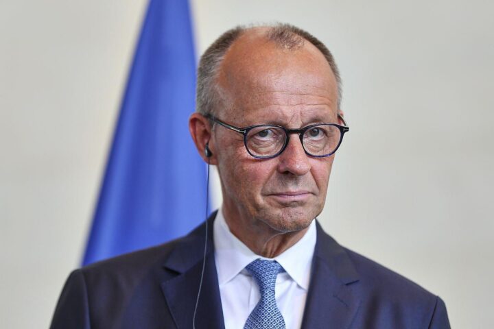 Friedrich Merz im ZDF-Sommerinterview, weist Kritik zurück, verteidigt Kommunikation und spricht über Demokratie-Ton im Bundestag.