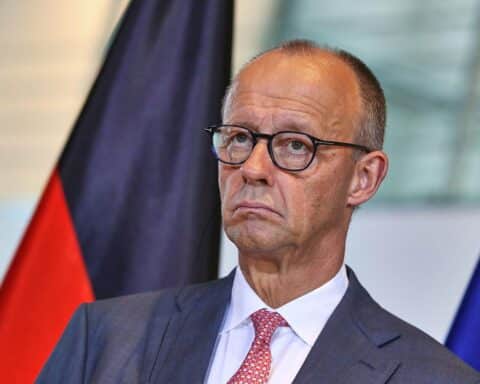 Bundeskanzler Friedrich Merz kritisiert die Huthi-Seeblockade gegen saudische Schiffe im Roten Meer.