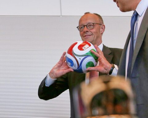 Friedrich Merz, enttäuscht über das WM-Aus, gibt keine Tipps an den DFB.