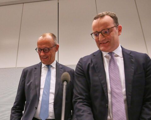 Friedrich Merz und Jens Spahn im Archivfoto, CDU-Politiker bei politischem Gespräch.