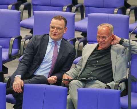Jens Spahn und SPD-Fraktionschef Matthias Miersch im Archivfoto, im Gespräch.