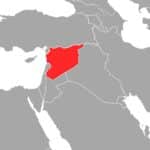 Zwei kollidierte Busse in Syrien, bei Palmyra; Rettungskräfte und Verletzte nach tödlichem Verkehrsunfall.
