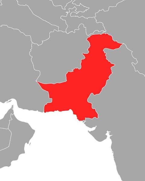 Ein schwerer Busunfall in Pakistan, Rettungsmaßnahmen und Trauer um die Opfer.