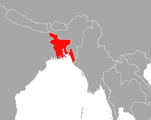 Überflutete Straßen in Bangladesch, Sturzfluten nach Monsunregen; Menschen in Notunterkünften.