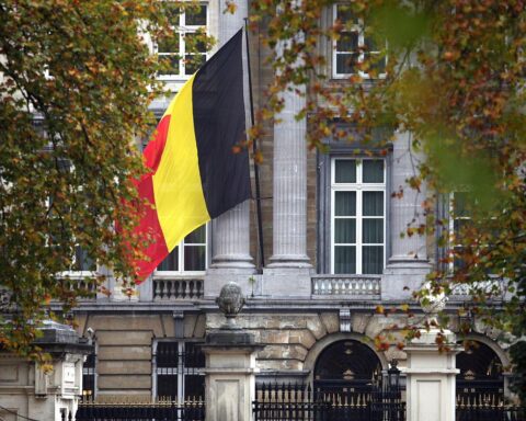 Politiker beim Treffen zur Förderung der grenzüberschreitenden Zusammenarbeit zwischen Belgien und Rheinland-Pfalz.