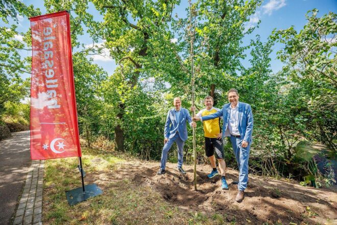 Ministerpräsident besucht Halle: Baum gepflanzt und Zukunftszentrum besichtigt