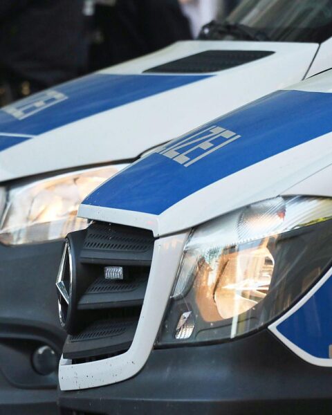 Mitarbeiter wehrt bewaffneten Überfall mit Besen und Pfefferspray im Schnellrestaurant ab.