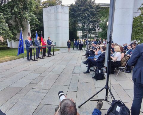 Pressekonferenz der Koalition, Vertreter des Mittelstands, Diskussion über Reformen und wirtschaftliche Entlastungen.