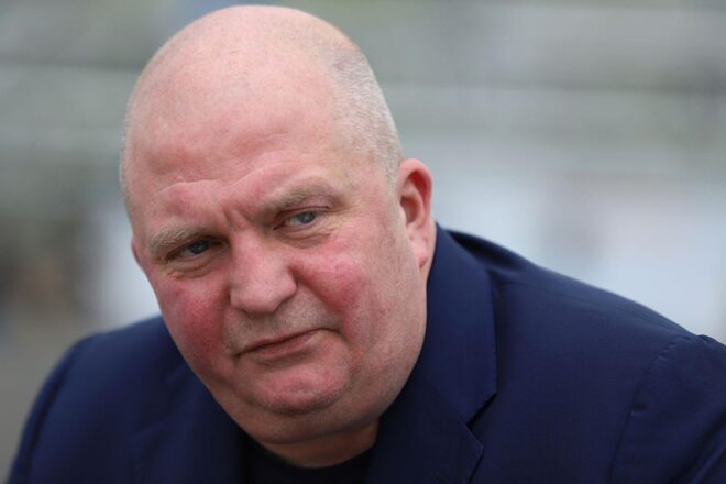 Moderator Thadeusz verteidigt Kulturstaatsminister Weimer