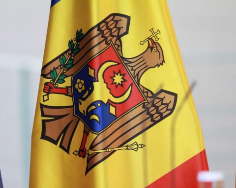 Moldawische Flagge mit Fokus auf politischen Rücktritt und damit verbundenen Herausforderungen.
