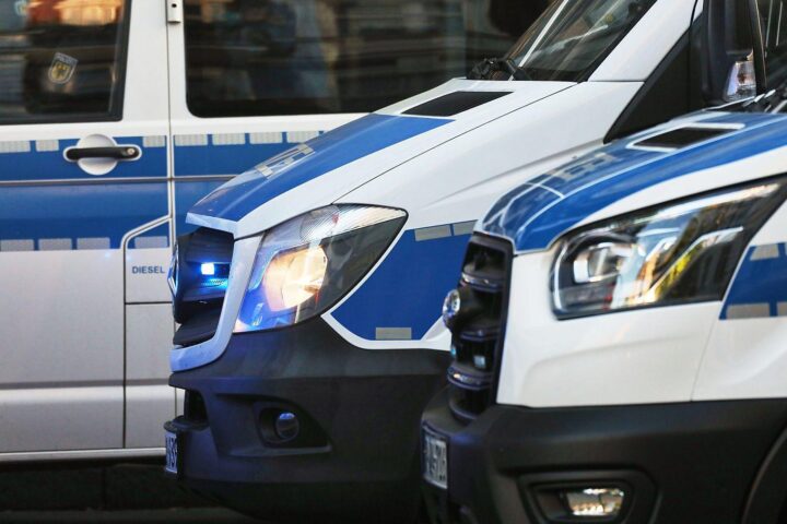 Motorradfahrer stürzt nach Unfall in Bad Oeynhausen; Polizeiarbeitsbild/Archiv, Rettungswagen im Hintergrund.