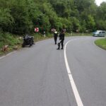 Motorrad kommt in einer Linkskurve von der Fahrbahn ab und kollidiert mit einem Leitpfosten.