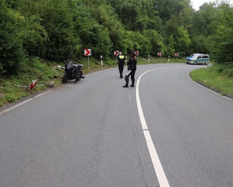 Motorrad kommt in einer Linkskurve von der Fahrbahn ab und kollidiert mit einem Leitpfosten.