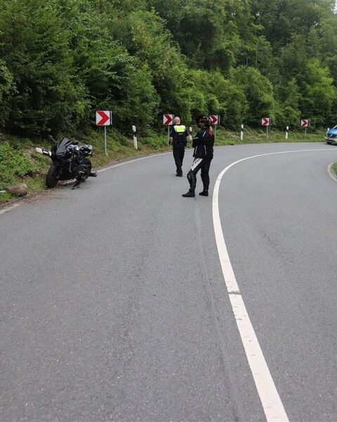 Motorrad kommt in einer Linkskurve von der Fahrbahn ab und kollidiert mit einem Leitpfosten.