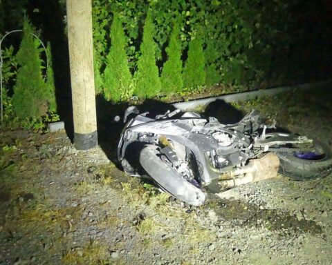 Motorradunfall: schwerverletzter Fahrer kollidiert nachts mit Telefonmast; Yamaha gestohlen, Fahrer ohne Führerschein.