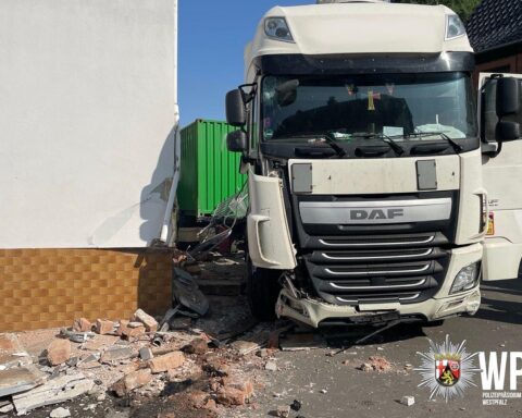 LKW-Fahrer fährt mit Sattelzug in Kaiserslautern gegen eine Hauswand; Polizei und Unfallaufnahme im Archiv.