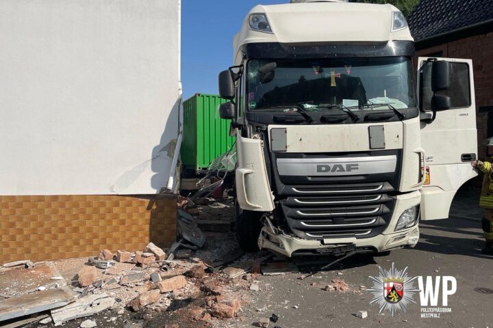 LKW-Fahrer fährt mit Sattelzug in Kaiserslautern gegen eine Hauswand; Polizei und Unfallaufnahme im Archiv.
