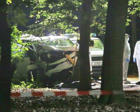Kleintransporter rastete beim Berliner CSD in Menschenmenge; Polizei und Ermittlungen nach Todesfahrt im Tiergarten.