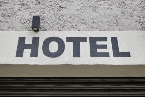 Hotelbilder mit Gästen, Rückgang von Gasthöfen, aber steigende Bettenanzahl in NRW zeigen.