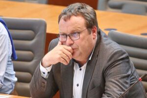 Oliver Krischer (Grüne) bei einer Presseaufnahme, im Hintergrund NRW/Flut- und Klimapolitik, Archivfoto.