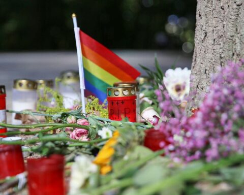 Trauer nach CSD-Anschlag in Berlin: Menschen zeigen Betroffenheit, Kerzen und Plakate für Opfer und Gedenken.