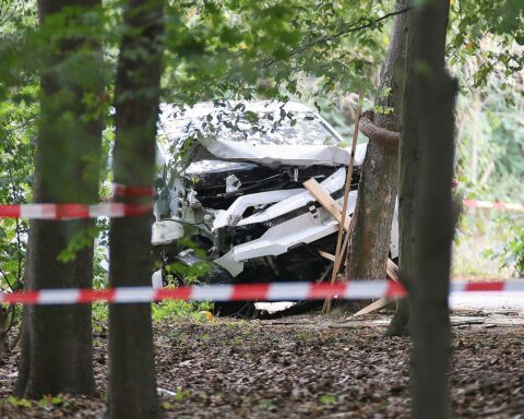 Polizeisperrung am Tatort im Berliner Tiergarten nach CSD-Todesfahrt, Ambulanz/Verletzte, Fahndung nach Tatverdächtigem.