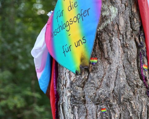 Zerstörte Vase und mutmaßlich angezündetes Pappherz an einem Gedenkort für den CSD-Anschlag in Berlin.