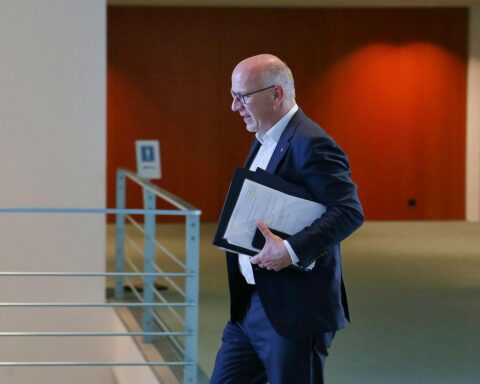 Kai Wegner im Archivfoto; Steffen Krach fordert nach Wegners Rückzug Klärung und Zusammenarbeit mit CDU möglich.