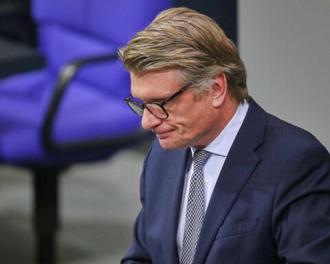 Thomas Bareiß (CDU) bei Archivfoto; Schlagzeile über Ermittlungen nach Verkehrsunfall in Baden-Württemberg.