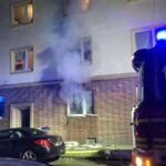 Mehrfamilienhaus in Gelsenkirchen-Schalke (Archivfoto) nach Brand, Feuerwehr im Einsatz.