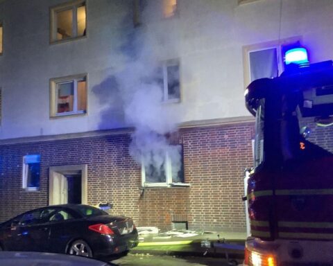 Mehrfamilienhaus in Gelsenkirchen-Schalke (Archivfoto) nach Brand, Feuerwehr im Einsatz.