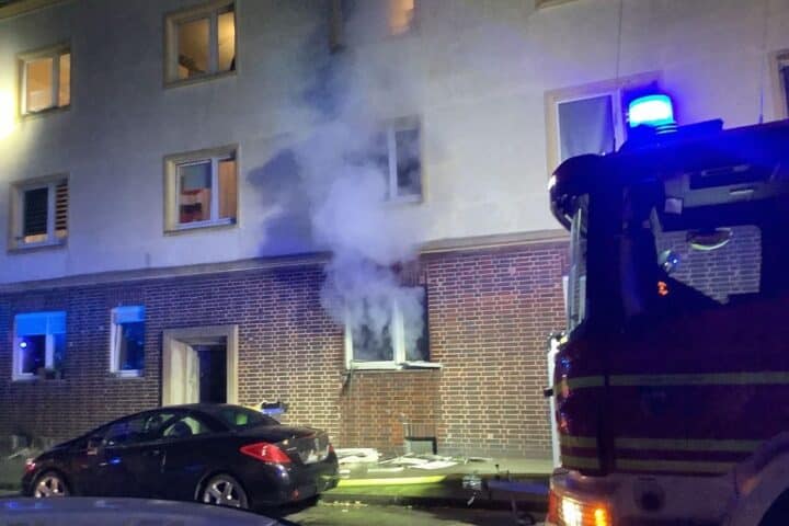 Mehrfamilienhaus in Gelsenkirchen-Schalke (Archivfoto) nach Brand, Feuerwehr im Einsatz.