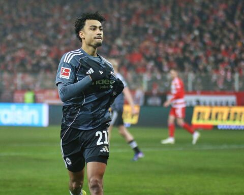 Nathaniel Brown wechselt von Eintracht Frankfurt zum FC Bayern München. Fußballer im Fokus.