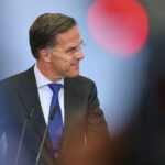 Mark Rutte spricht über mögliche NATO-Einsätze im Persischen Golf auf einer Pressekonferenz.