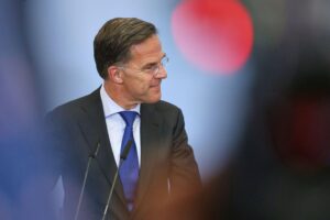 Mark Rutte spricht über mögliche NATO-Einsätze im Persischen Golf auf einer Pressekonferenz.