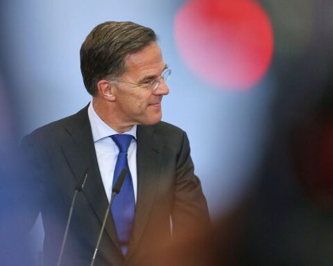 Mark Rutte spricht über mögliche NATO-Einsätze im Persischen Golf auf einer Pressekonferenz.