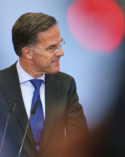 Mark Rutte spricht über mögliche NATO-Einsätze im Persischen Golf auf einer Pressekonferenz.